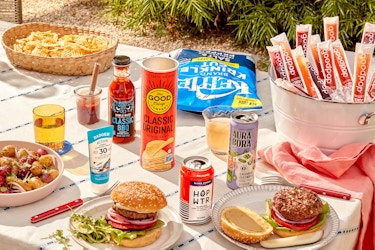 A summer bbq spread with products from Thrive Market on a picnic table. 