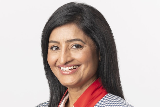  Headshot of Aparna Khurjekar, Chief Revenue Officer, Business Markets and SaaS, Verizon.