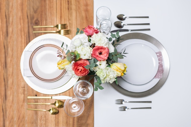  bloomerent flowers on two table settings