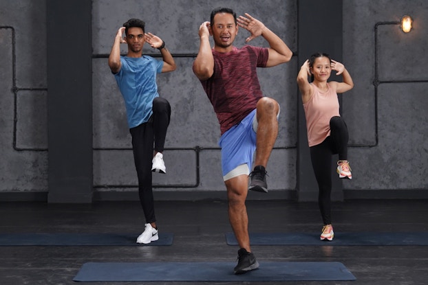cure.fit instructors doing a workout