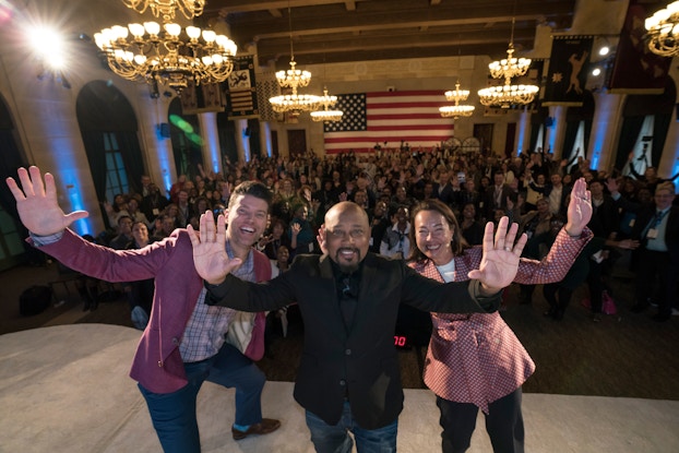 daymond john taking selfie with a crowd