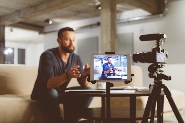 Influencer making video.