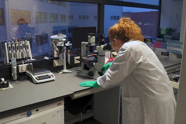 Scientist working in a Johnson & Johnson lab.