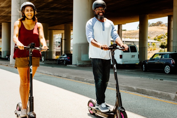  people using lyft scooters