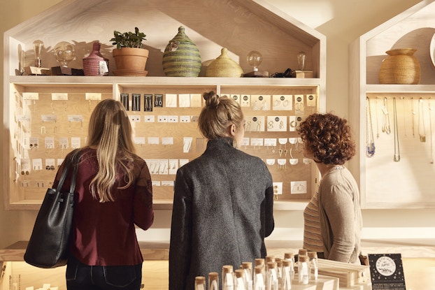  women looking at products in faire ad