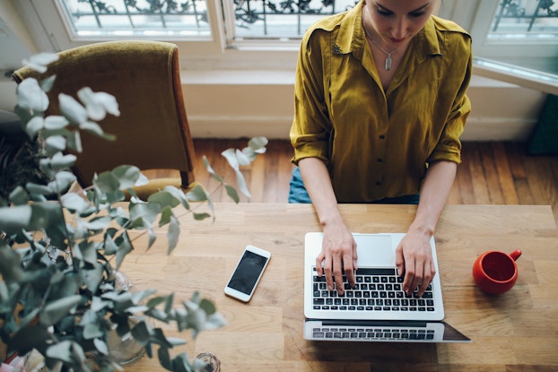  woman freelancer working on laptop