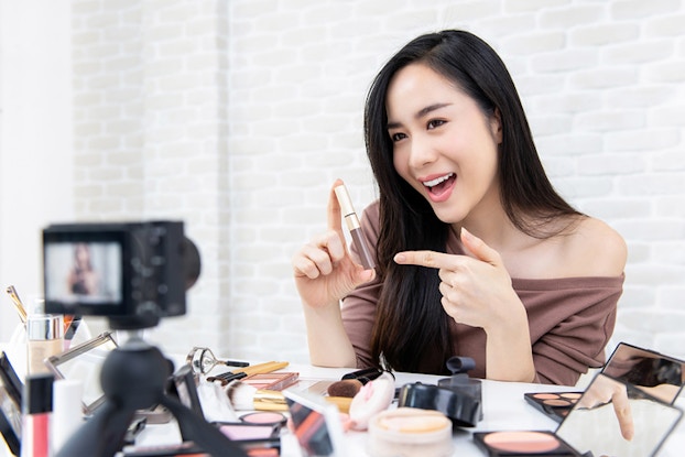  influencer showing makeup to a camera
