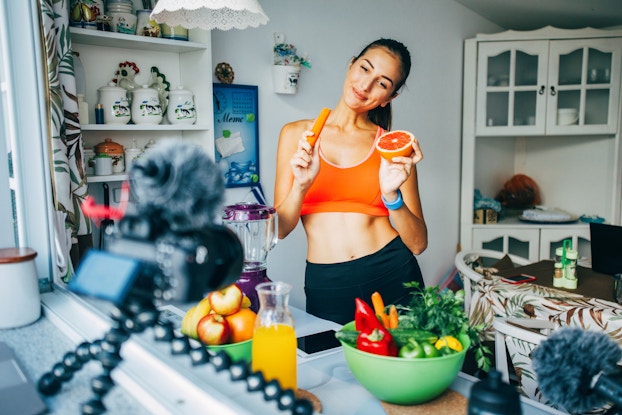  female fitness blogger record a video