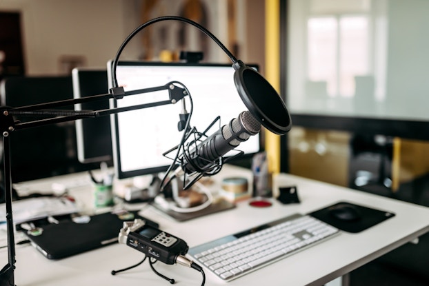  podcast microphone and computer