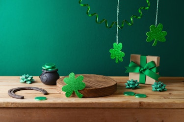  Display of St. Patrick's Day-themed decor on a wood tabletop. 