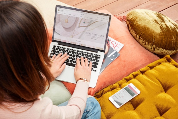 woman using laptop browsing stella & dot website