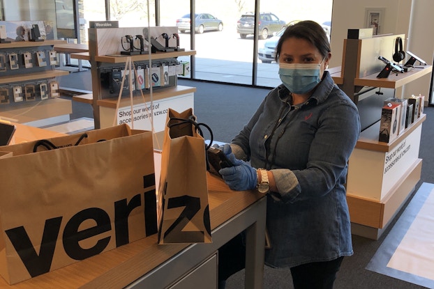  verizon employee inside store with mask on